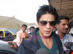 Shahrukh Khan goes to Dubai  on 30th Dec 2010 (6).JPG